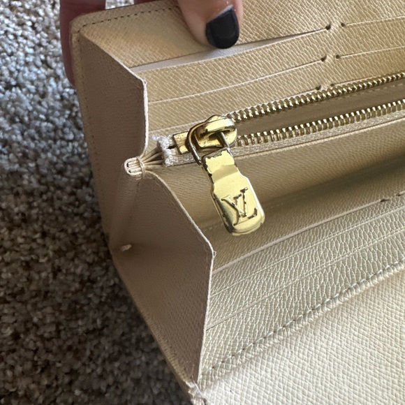 Louis Vuitton Sarah Wallet - Picture 10 of 16